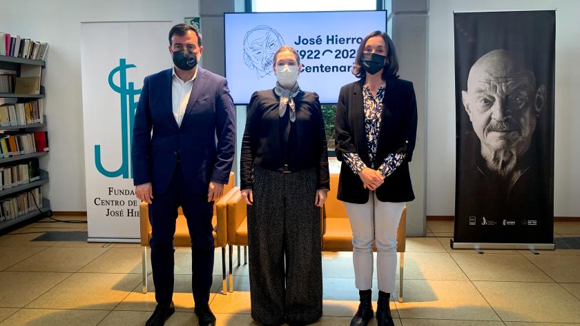 La Comunidad de Madrid realiza un simulacro de emergencia en Canal de Isabel II para comprobar su respuesta ante una crisis La consejera con otros representantes del acto