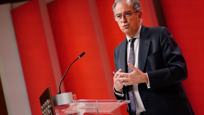 El consejero Enrique Ossorio en el atril de la intervención