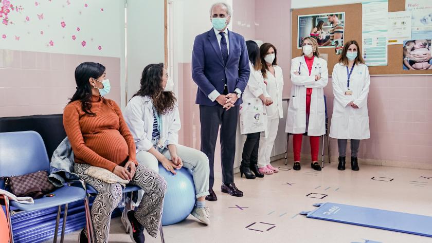 El consejero de Sanidad, Enrique Ruiz Escudero, en una sala con mujeres embarazadas y enfermeras 
