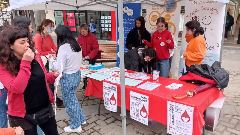 grupo de alumnos en un stand informativo