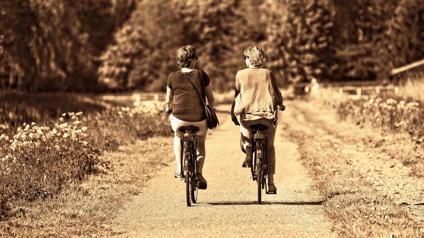 mujeres en bici de vistas de espalda