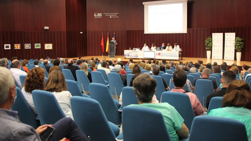 Personas sentadas en un salón de actos 
