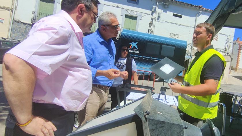 El consejero de Administración Local y Digitalización del Gobierno regional, Carlos Izquierdo, durante su visita a Brea de Tajo