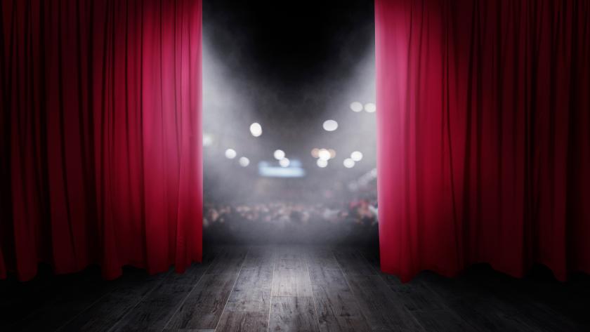 Una cortina de un escenario de teatro se abre