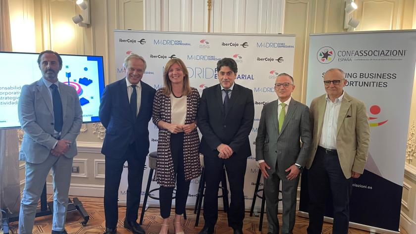 El consejero David Pérez se hace una foto en el Foro de Responsabilidad Social Corporativa