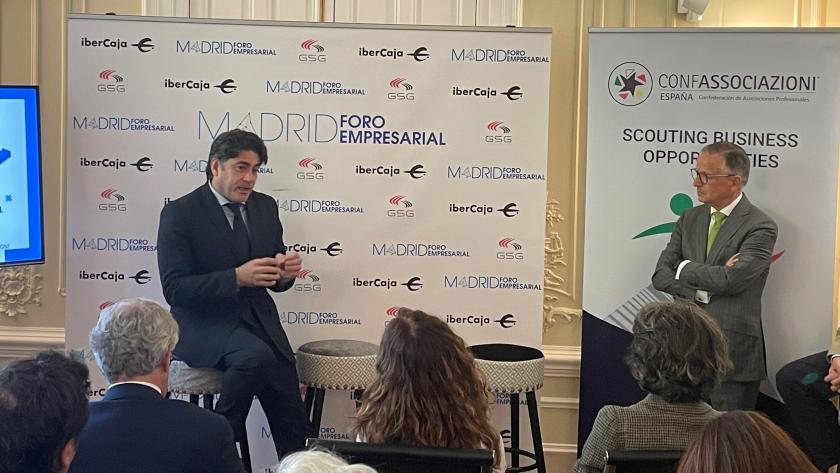 El consejero David Pérez sentado en una silla habla en el foro