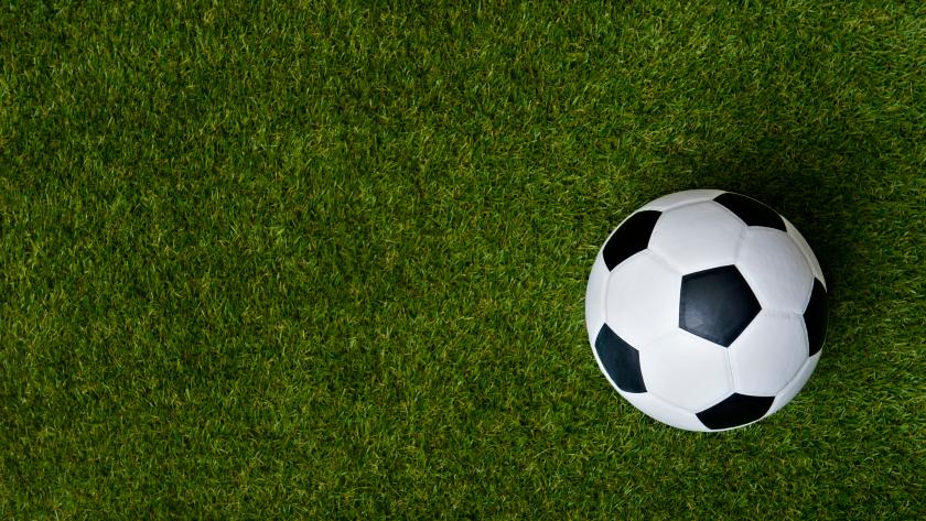 Una pelota de fútbol en el medio de un campo de césped