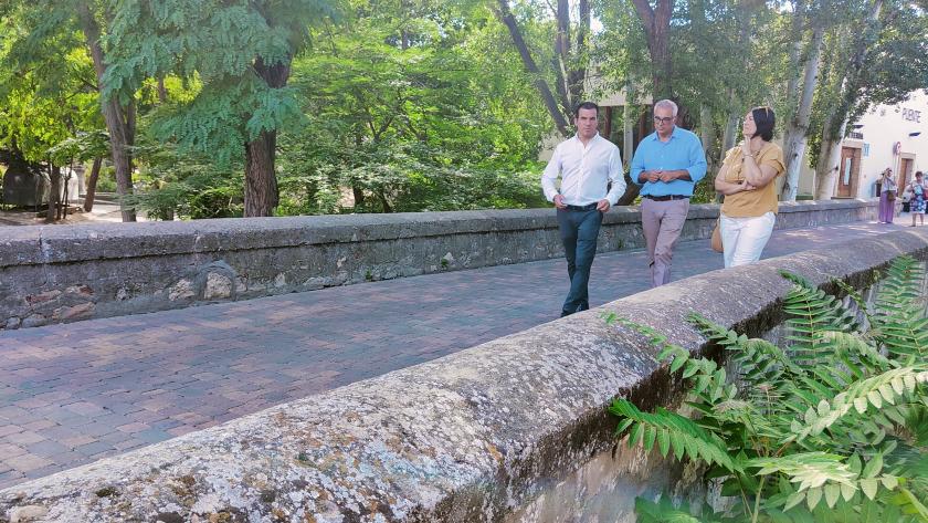 La Comunidad de Madrid remodela el casco histórico de Talamanca de Jarama sustituyendo el viejo pavimento por adoquinado tipo románico El consejero Carlos Izquierdo observa la zona donde se han puesto los adoquines