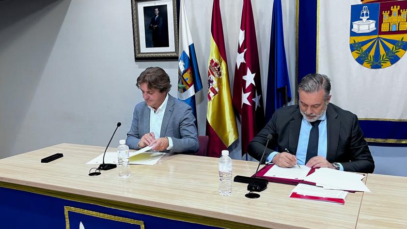 La Comunidad de Madrid mejorará la seguridad en el sur de la región con la integración del Parque de Bomberos de Fuenlabrada en la red regional El consejero Enrique López sentado firmando el acuerdo