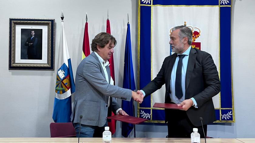 La Comunidad de Madrid mejorará la seguridad en el sur de la región con la integración del Parque de Bomberos de Fuenlabrada en la red regional El consejero Enrique López da la mano tras la firma del acuerdo