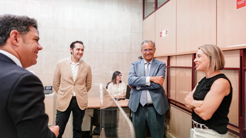 El consejero Enrique Ossorio conversando con gente de la oficina
