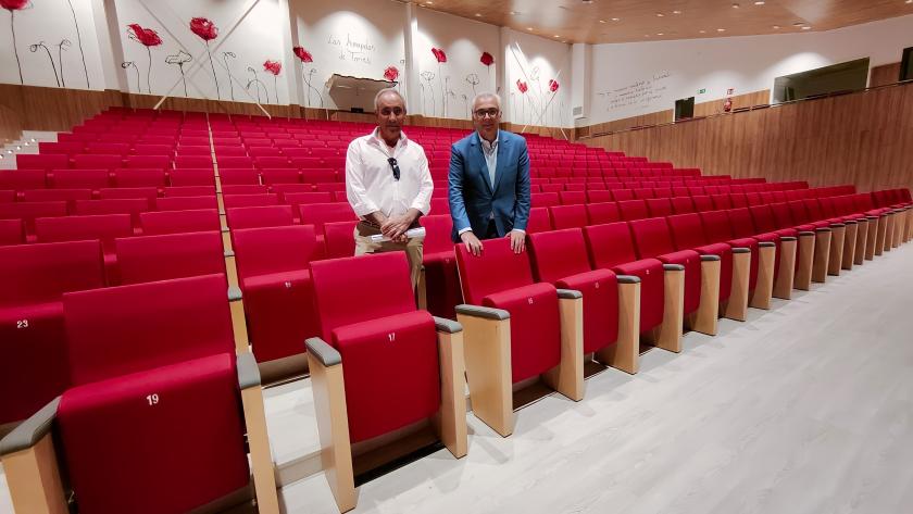 Carlos Izquierdo entre las butacas de un centro cultural