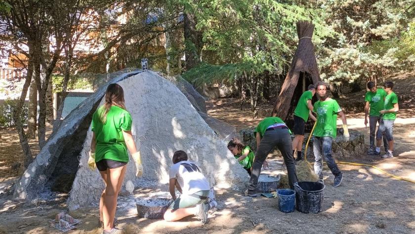 Jovénes construyendo choza