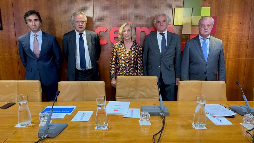 La consejera Concepción Dancausa junto a los demás asistentes