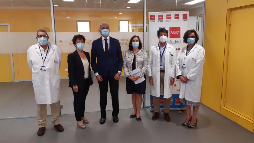 El consejero Enrique Ruiz con otros profesionales sanitarios