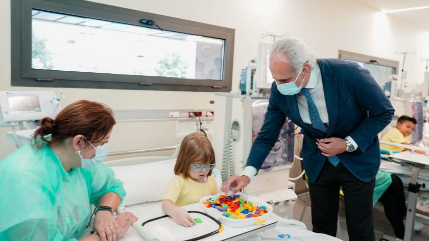 La Comunidad de Madrid estrena el nuevo Hospital de Día de Nefrología Infantil del Gregorio Marañón El consejero conversa con una paciente del hospital