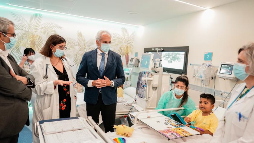 La Comunidad de Madrid estrena el nuevo Hospital de Día de Nefrología Infantil del Gregorio Marañón El consejero conversa con un paciente del hospital