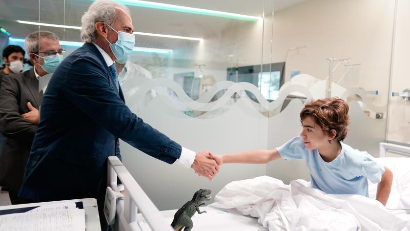 La Comunidad de Madrid estrena el nuevo Hospital de Día de Nefrología Infantil del Gregorio Marañón El consejero le da la mano a un paciente