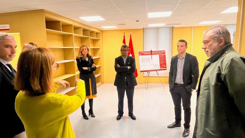 El consejero Enrique López durante su visita a los Juzgados