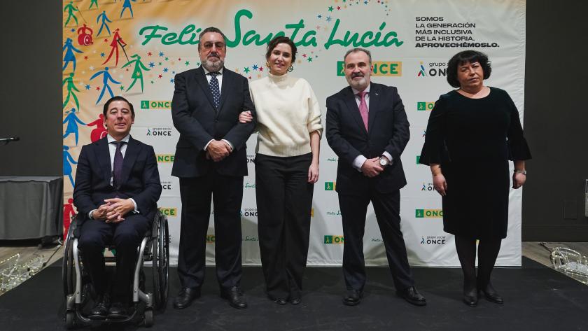 La presidenta junto al resto de representantes