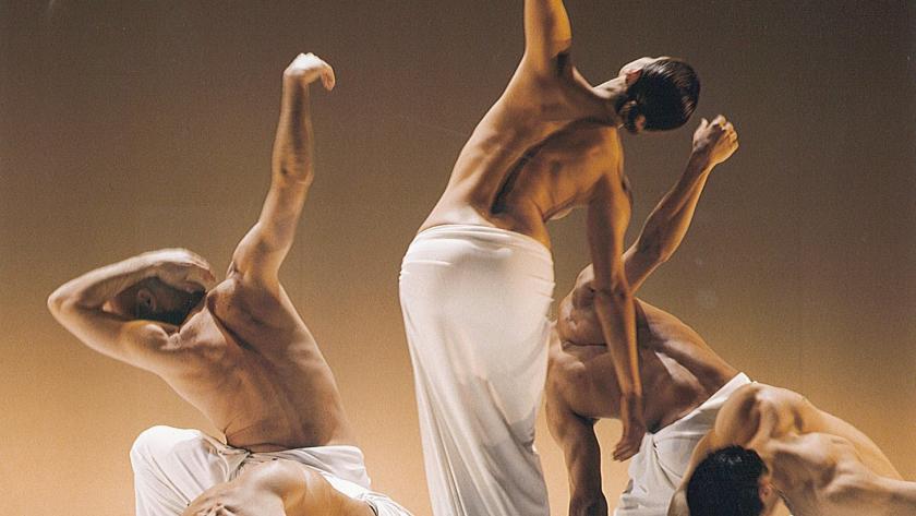 Unos bailarines con vestuarios blancos bailando 