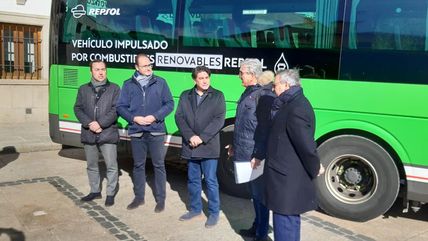 El consejero David Pérez con los responsables de los autobuses y los autobuses verdes 