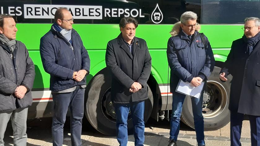 El consejero David Pérez con los responsables de los autobuses y los autobuses verdes 
