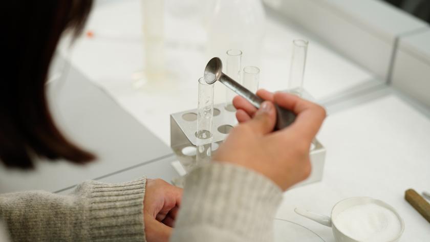 Unas manos de una niña realizando un experimento