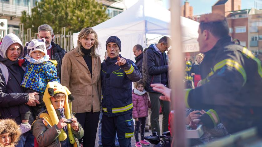 Paloma Martín atiende las explicaciones de los consejos domésticos ofrecidos por los bomberos