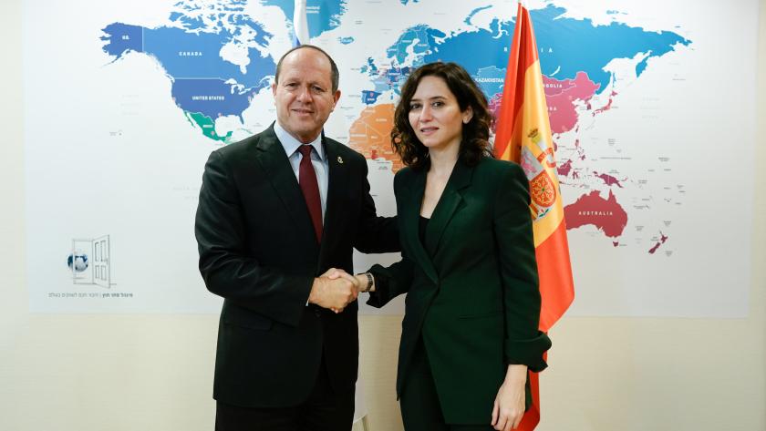 Estrechamiento de manos entre la presidenta y el ministro
