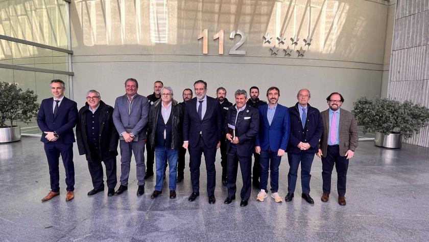 El consejero junto a los alcaldes y otros representantes