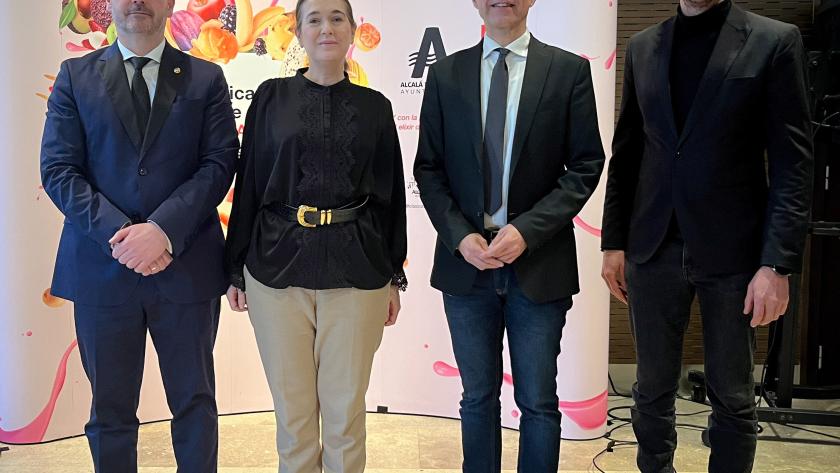 La consejera junto a algunos representantes del acto