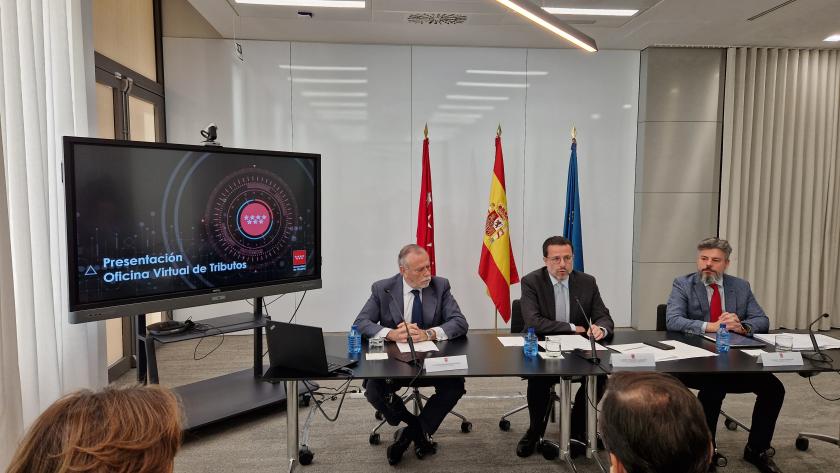 El consejero Lasquetty durante la presentación de la oficina