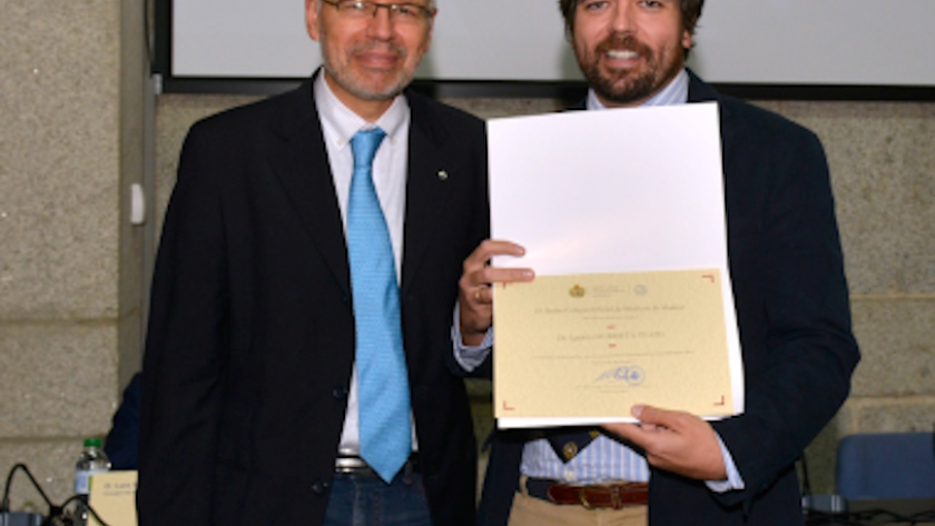Imagen del Dr Iturrieta recibiendo el reconocimiento