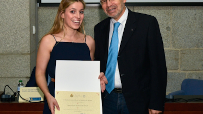 Imagen de la Dra Burgos recibiendo el reconocimiento