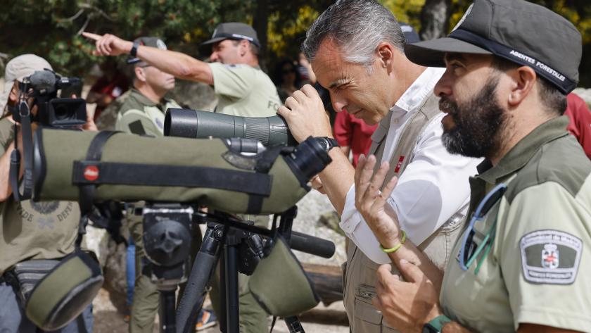 El consejero observa a través de un telescopio