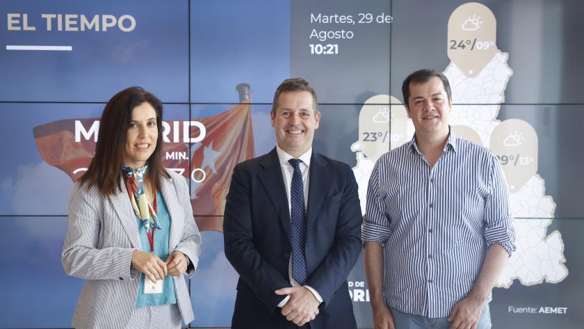 El consejero Mariano de Paco Serrano durante su visita a la oficina de turismo de la Puerta del Sol
