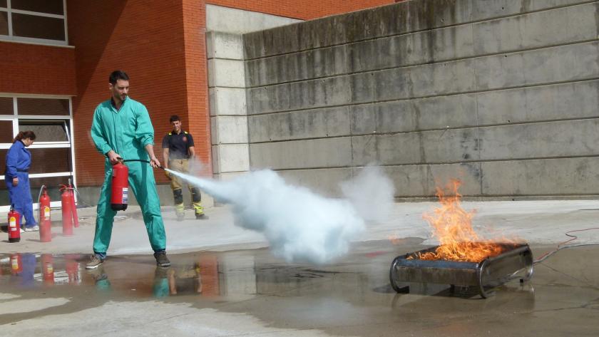 Práctica en exterior con extintor de polvo