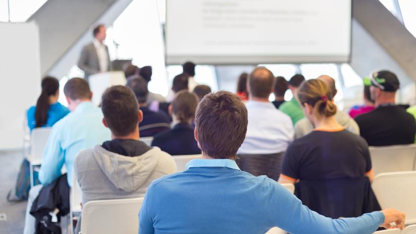 Un aula de clase frente a una pizarra 