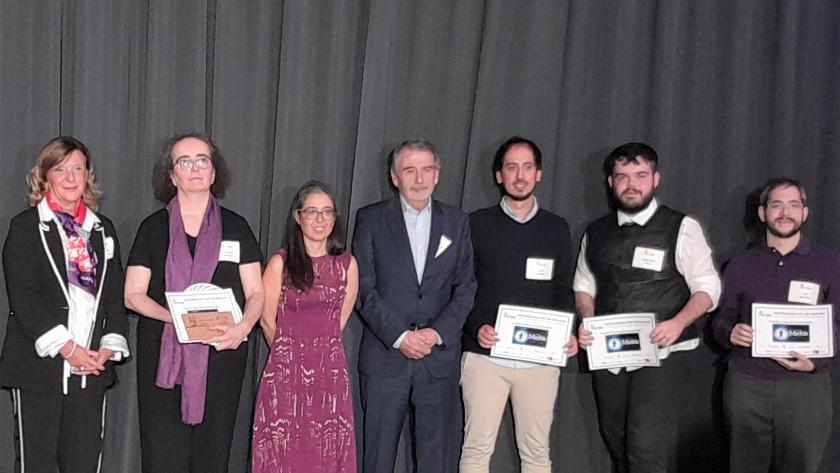 Dr. Garrido entregó premio escritura.