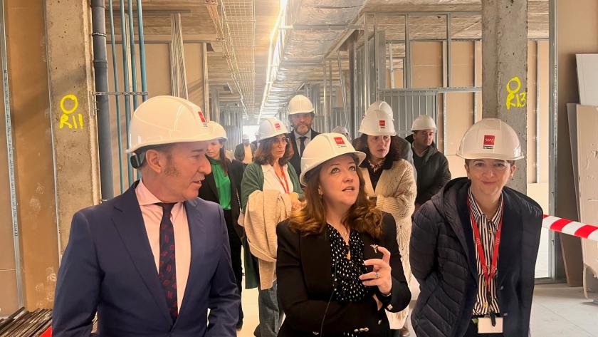 La consejera viendo las obras