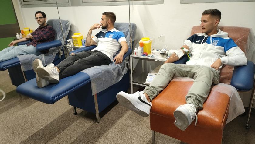 Jugadores del Club Deportivo de Leganés donando sangre