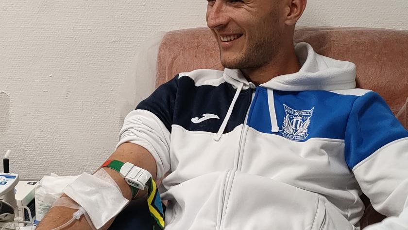 Jugador del Club Deportivo Leganés donando sangre