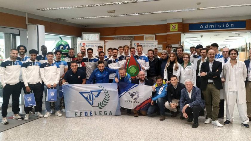 Foto de familia de los colaboradores del Maratón de Donación de Sangre 2023 en el Hospital Severo Ochoa