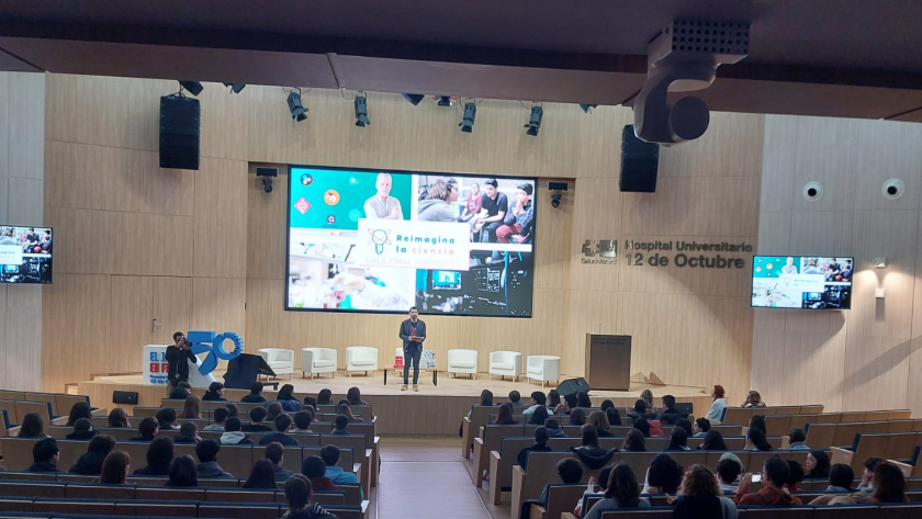 escenario al fondo y varias filas de butacas visto desde atrás.