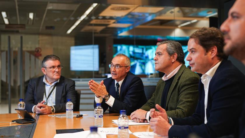 Jorge Rodrigo en un momento de su visita al Puesto de Mando de Metro de Madrid
