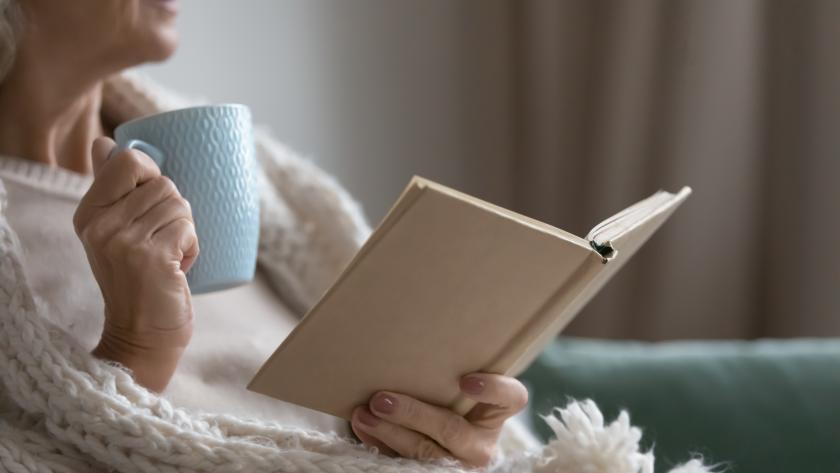 Una señora leyendo un libro