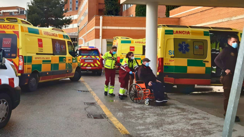 vehículos de emergencias y ambulancias a la entrada de urgencias de hospital