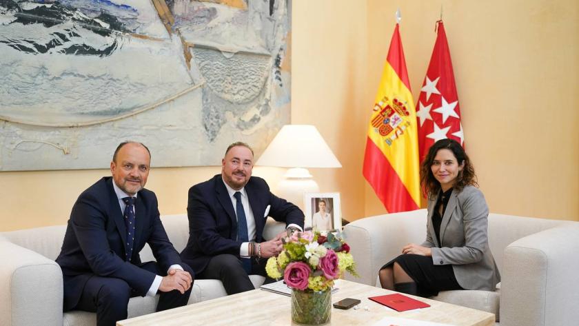 Isabel Díaz Ayuso junto a los representantes de la Confederación de Cooperativas de Viviendas de España 