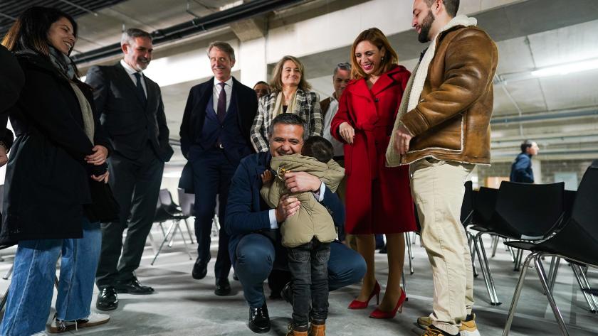 El consejero Rodrigo en la entrega de llaves del Plan Vive en Alcorcón